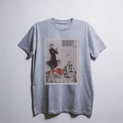 Camiseta_oversized_cinza_claro_que_isso_camarada_-_Citacao_de_Pochkin_-_camarada_acredita_-_fotomontagem_sovietica | Citação de Púchkin - camarada, acredita - fotomontagem soviética