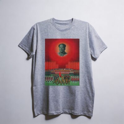 Camiseta_oversized_cinza_claro_que_isso_camarada_-_O_Oriente_e_vermelho | O Oriente é vermelho