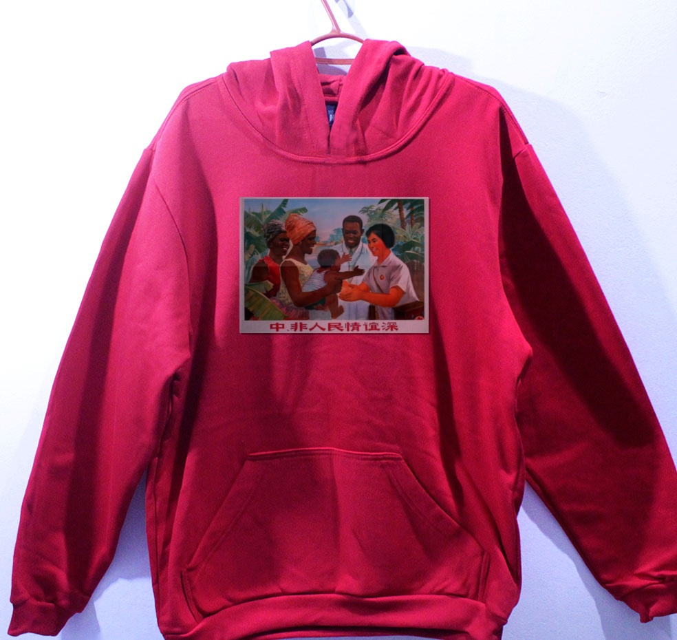Moletom_vermelho_que_isso_camarada_-_Amizade_entre_os_povos_da_China_e_da_Africa_e_profunda | Amizade entre os povos da China e da África é profunda
