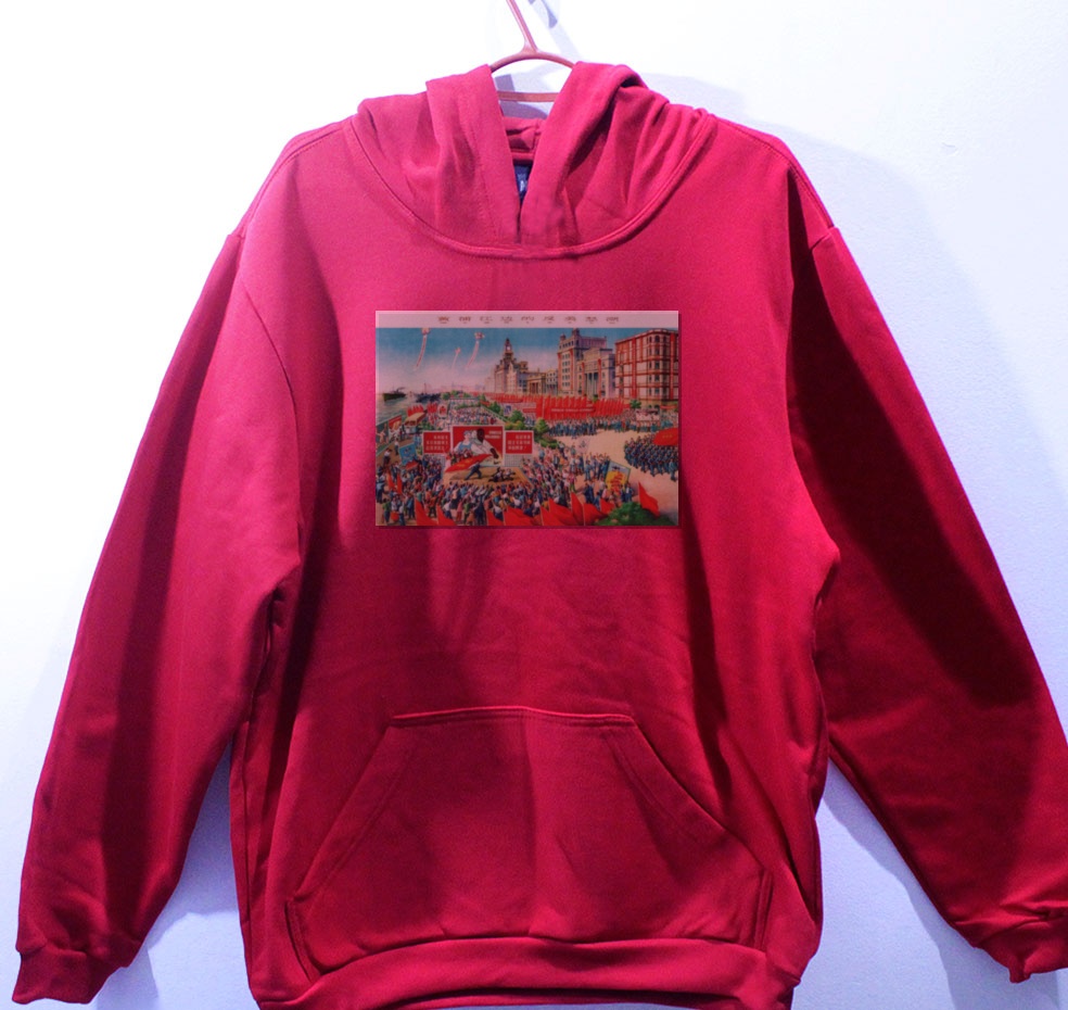 Moletom_vermelho_que_isso_camarada_-_Onda_de_foria_anti-americana_ao_longo_do_rio_Huangpu | Onda de fúria anti-americana ao longo do rio Huangpu