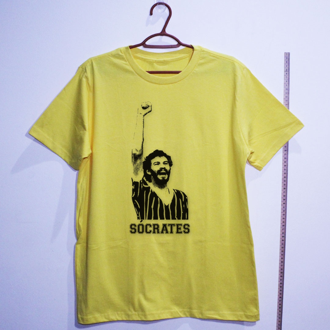Camiseta_algodao_amarelo_que_isso_camarada_-_Socrates_fundo_trans | Socrates fundo trans