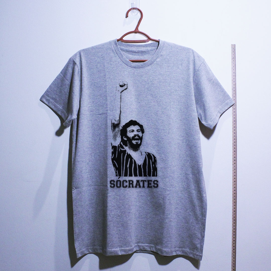 Camiseta_algodao_cinza_claro_que_isso_camarada_-_Socrates_fundo_trans | Socrates fundo trans
