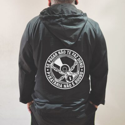 Corta_vento_preto_que_isso_camarada_-_Se_pagar_nao_te_faz_dono_pirataria_nao_e_roubo | Se pagar não te faz dono, pirataria não é roubo.