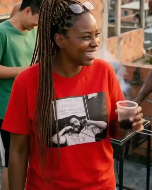 Camiseta vermelha da Que isso Camarada em uso na rua