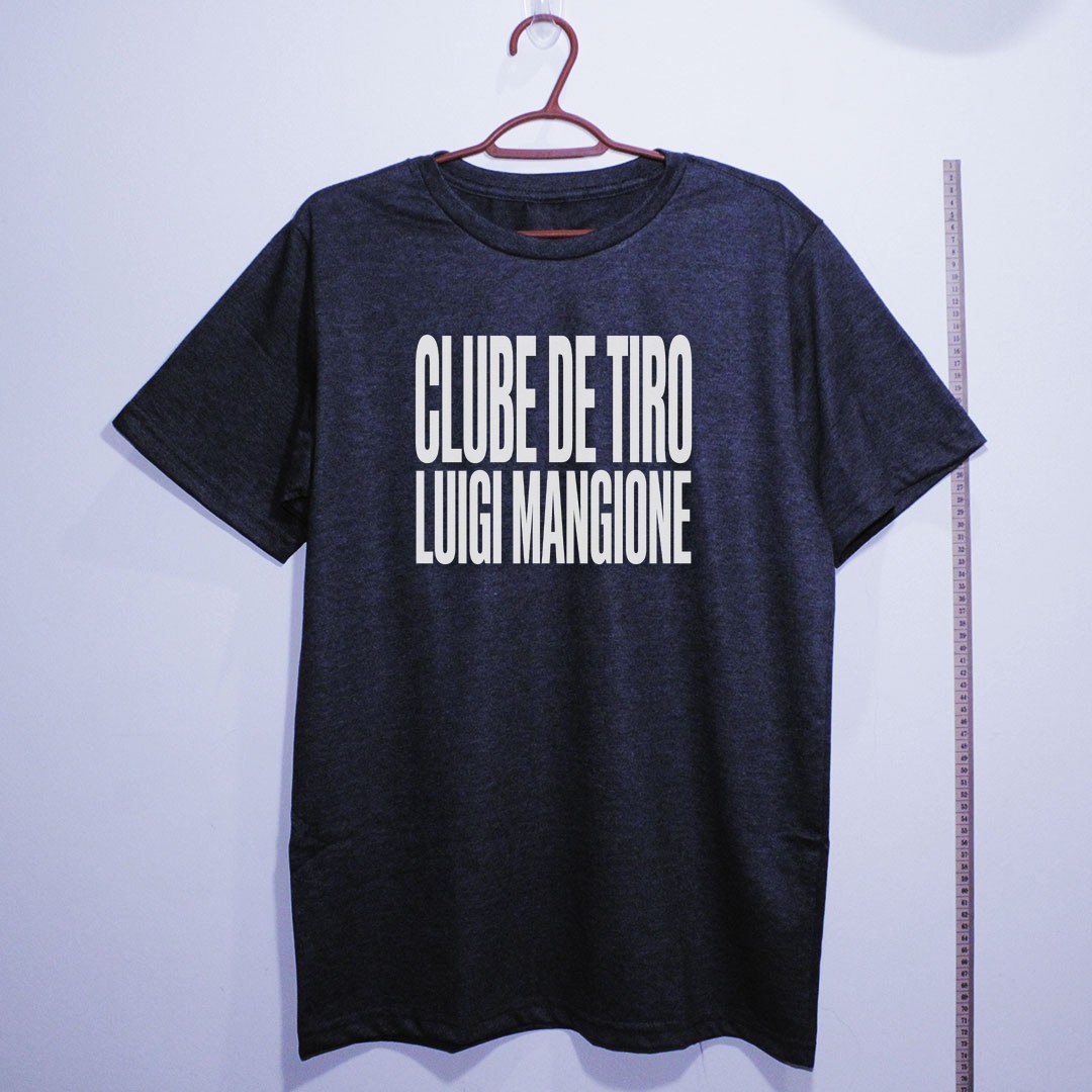 Camiseta_algodao_chumbo_que_isso_camarada_-_Clube_de_Tiro_Luigi_Mangione_-_Tipografia | Clube de Tiro Luigi Mangione - Tipografia